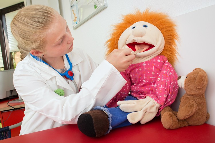 Dr. med Bettina Bürgstein + Karin Bender // Kinder- und Jugendarzt - Gemeinschaftspraxis Ludwigsburg // Untersuchung